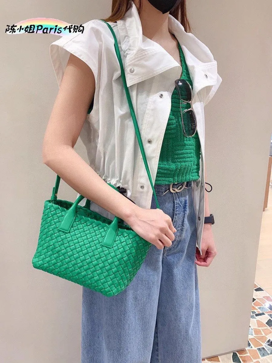 Mini and cute, even though it’s small, it can hold a tote vegetable basket—parrot green
